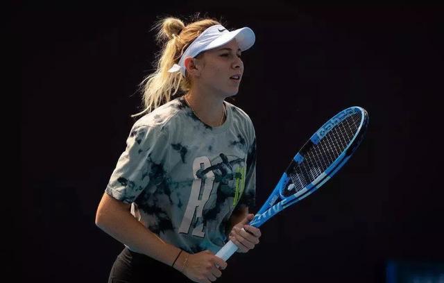 多名年轻选 多名年轻选