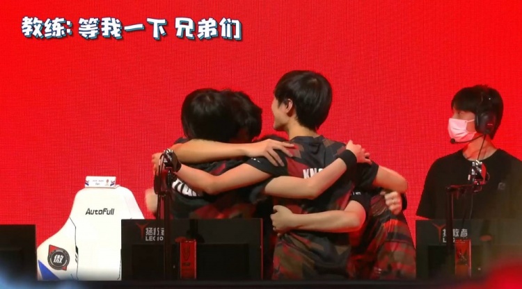 她在采访中 她在采访中